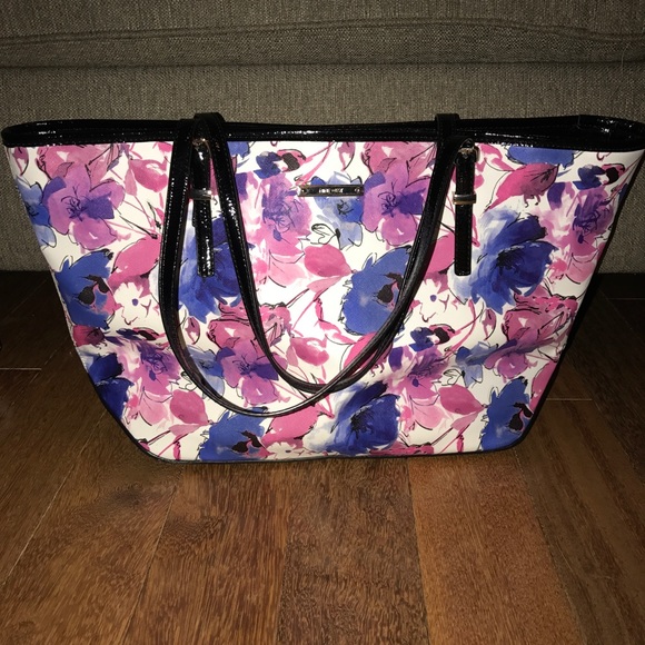 Nine West Handbags - 💥sale💥NINE WEST FLORAL SHOULDER BAG